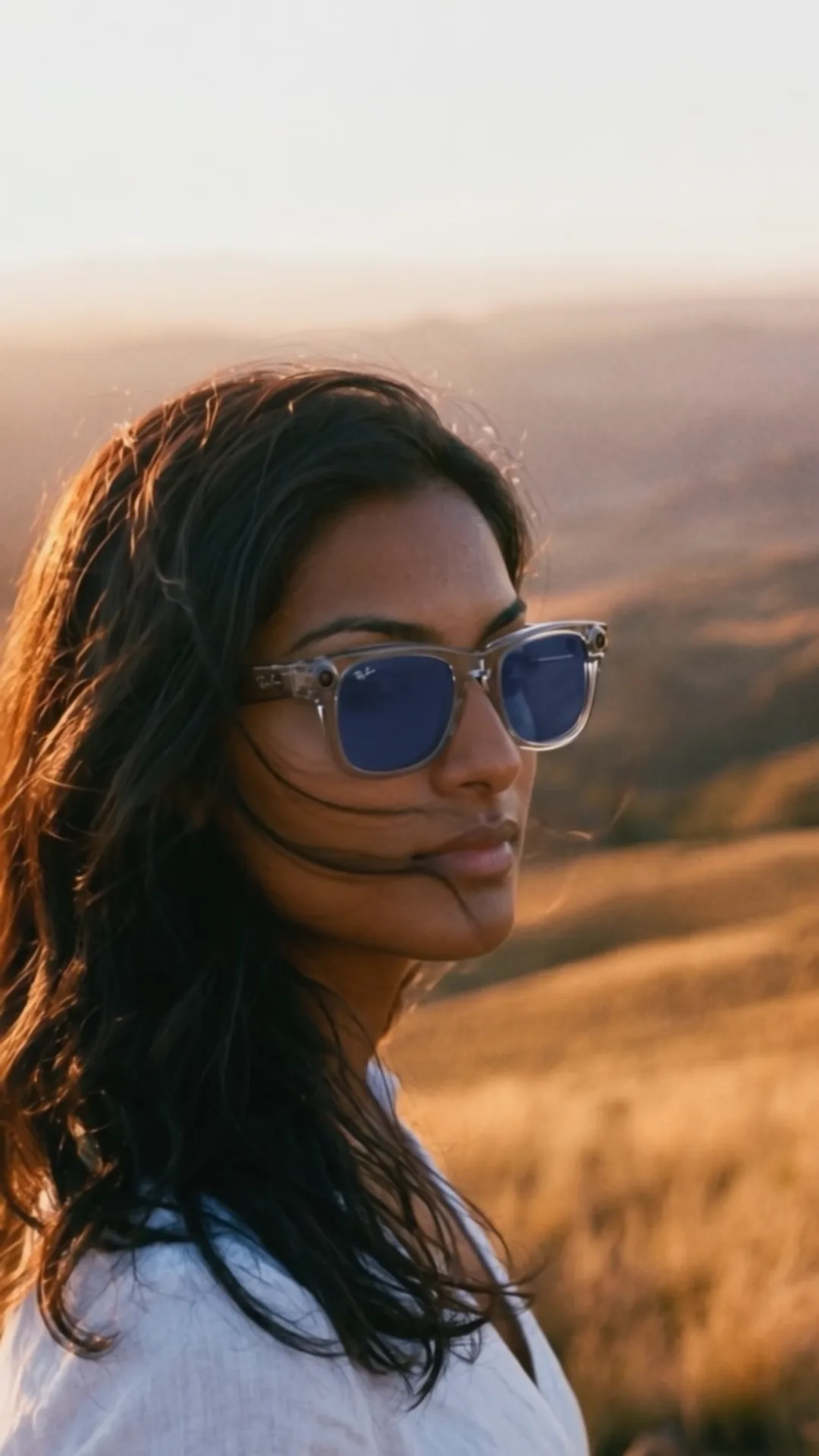 『Ray-Ban Meta』より。夕暮れの丘の女性